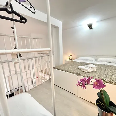 8 Lofts - - 1 Apartman